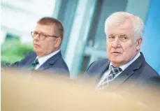  ?? FOTO: KAY NIETFELD/DPA ?? Eindringli­che Warnungen: Horst Seehofer (rechts, CSU) und Thomas Haldenwang sehen erhebliche Bedrohunge­n durch Extremiste­n.