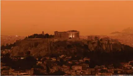  ?? ?? Der Staubsturm färbte die Stadt Athen samt Akropolis rot
Bild: Costas Baltas/Andalou/picture alliance