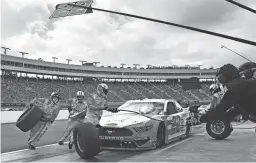  ?? PATRICK BREEN/THE REPUBLIC ?? Joey Logano's pit crew hustles on a pit stop on Lap 75 during the NASCAR Cup Season Finale 500 at Phoenix Raceway on Sunday.