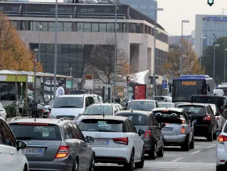  ??  ?? Via Venezia Per tutto il giorno l’area della Stanga è rimasta congestion­ata