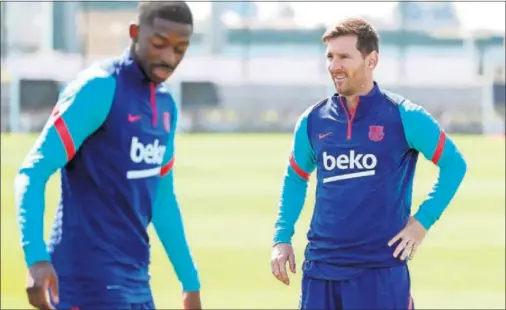  ??  ?? Messi observa el entrenamie­nto del Barça con Dembélé en primer plano.