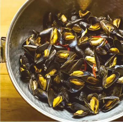  ??  ?? Your own kitchen rockpool: bring the flavour of the seaside into your home with this mussel recipe