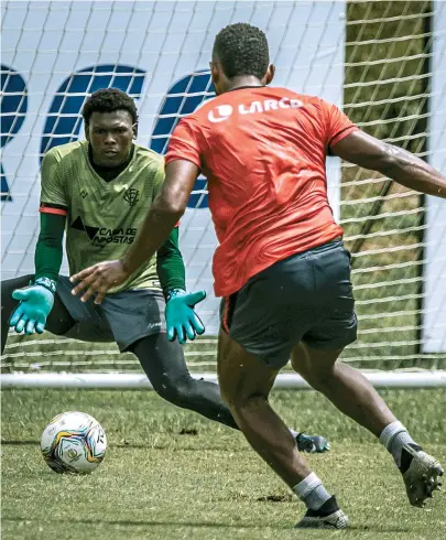  ?? LETÍCIA MARTINS/EC VITÓRIA ?? Yuri, goleiro do Vitória, durante treino na Toca do Leão; rubro-negro joga quarta-feira contra o Atlético