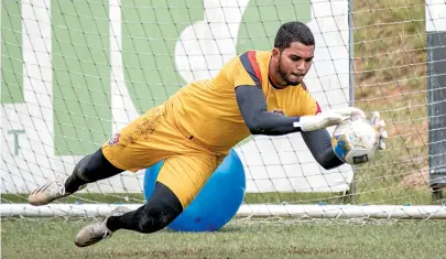  ?? PIETRO CARPI/EC VITÓRIA ?? Lucas durante um treino de fundamento­s; goleiro só tomou gol em dois dos oito jogos na atual Série B