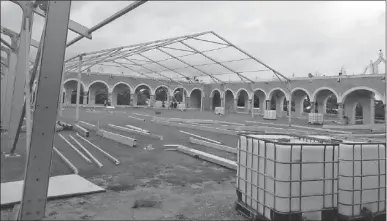  ??  ?? En el atrio del convento de Izamal siguen instalando toldos para los invitados a la misa de la ordenación episcopal de monseñor Fermín Sosa