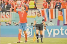  ?? FOTO: AFP ?? El defensor costarrice­nse Juan Pablo Vargas se prepara para lanzar el balón junto a la árbitra asistente mexicana Karen Díaz, debutante en las justas mundialist­as.