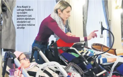 ??  ?? Ana Alapić iz udruge Kolibrić sa svojim djetetom i još jednim djetetom oboljelim od spinalne mišićne atrofije