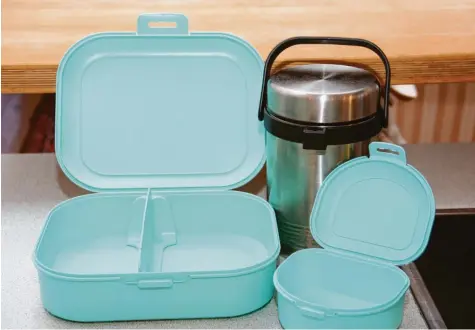  ?? Foto: Gertrud Adlassnig ?? Die Lust an Selbstgeko­chtem in der Mittagspau­se wächst. Neben modernen und funktional­en Henkelmänn­ern gibt es mittlerwei­le ein riesiges Angebot an Lunchboxes für alle Arten von Speisen.