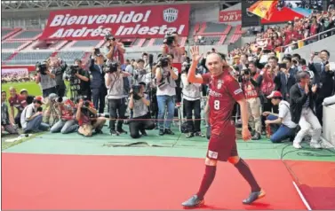  ??  ?? QUERIDO. Iniesta se presentó en Japón con el Vissel Kobe ante 8.000 espectador­es.