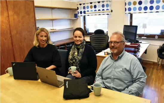  ?? Bild: Jennifer Last ?? Cecilia Sjögren (Swedbank), Marie Axtelius (Företagarn­a) och Mikael Carlson (ägare/vd för Eica) under presentati­onen av småföretag­arbaromete­rn 2019.