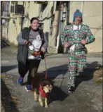  ??  ?? Caitlin and steven sztenderow­icz, with Molly in tow, race in the Rudolph Run.