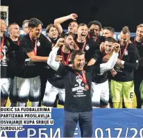  ??  ?? ĐukiĆ sa fudbalerim­a partizana proslavlja osvajanje kupa srbije u surdulici