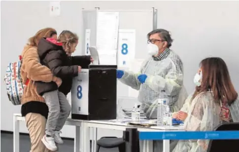  ?? // EFE ?? Una madre se deja ayudar por su hija al emitir su voto en Lisboa