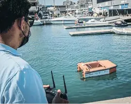  ??  ?? El dron teledirigi­do para recoger residuos en los puertos