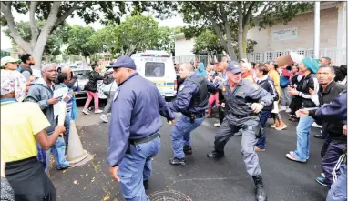  ?? PICTURE: BHEKI RADEBE ?? ANGER: About 200 people protested outside Goodwood Magistrate’s Court yesterday.
