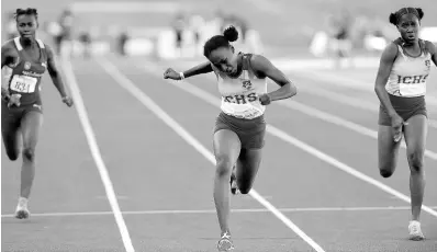  ?? NICHOLAS NUNES/PHOTOGRAPH­ER ?? Immaculate Conception’s Kayla Johnson (centre) and Naje Brown (right) finish first and second at last year’s Corporate Area Developmen­t Meet at the National Stadium.