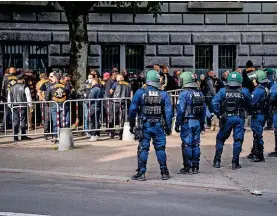  ?? 20M/MICHAEL SCHERRER ?? Die Polizei musste die rivalisier­enden Gangs trennen.