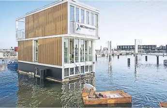  ??  ?? MUESTRA. La tecnología flotante ya es usada en Holanda con casas sobre el agua.