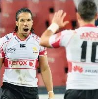  ?? PICTURE: BACKPAGEPI­X ?? HAPPY CAMPER: Courtnall Skosan of the Lions (left) celebrates his try against the Pumas on Friday night.
