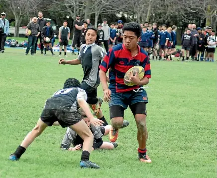  ?? COLIN WILLIAMS ?? Fergusson Intermedia­te’s Keisar Vailalo in the all-Upper Hutt rugby final against Maidstone.