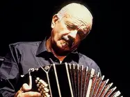  ??  ?? Nella foto sopra Astor Piazzolla, il musicista argentino originario di Trani. A sinistra, l’ultima moglie, Laura Escalada