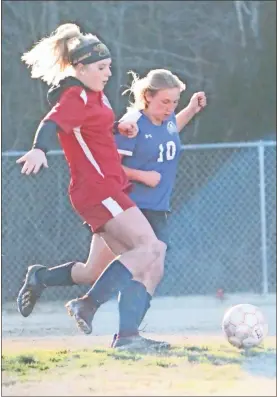  ?? Scott Herpst ?? Saddle Ridge’s Ryleigh Ramey (left) and Rossville’s Maria Ronda battle for a loose ball during last Monday’s scrimmage in Rock Spring.