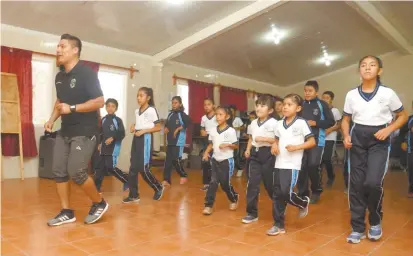  ??  ?? Para todos los estudiante­s que asisten al taller de ritmos latinos, el bailar les causa alegría y les ha servido para que socialicen.
