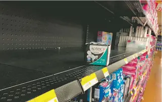  ?? AGUILAR ?? En los anaqueles de los supermerca­dos y farmacias queda vacío el lugar donde se ofrecen los tampones/ALEJANDRO