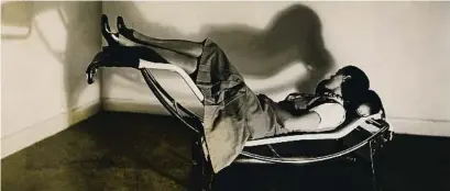  ?? BARQ ?? La chaise longue con tubos de acero de Charlotte Perriand, la mujer a la que Le Corbusier ‘escondió’ y que protagoniz­a un documental visto en el Barq