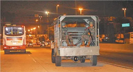  ?? DANIEL CASTELO BRANCO ?? Veículo com soldados do Exército patrulhou a Avenida Brasil ontem à noite para coibir arrastões