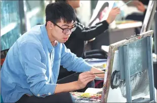  ?? WANG HUAN / FOR CHINA DAILY ?? A student practices painting in an art class in Huanggu district in Shenyang, Liaoning province.