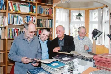  ?? Fotos: Hertha Stauch ?? Berge von alten Schulakten werden im Stadtarchi­v Wertingen derzeit aufgearbei­tet: (von links) Wolfram Stadler, Dr. Johannes Mordstein, Anton Stehle und Alfred Sigg.