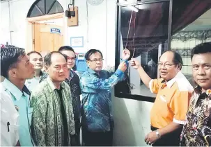  ??  ?? RASMI: Jamit ( empat kiri) merasmikan Majlis Penutupan Agenda Tempatan 21 dan Program Pembanguna­n Komuniti di Rumah Rambor Belansai, Sungai Melipis, Kapit.