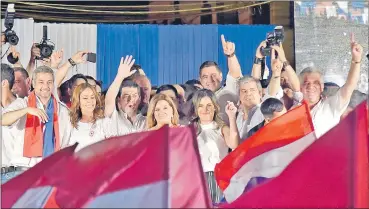  ??  ?? Mario Abdo Benítez festeja su victoria en las elecciones del 22 de abril frente a la sede de la ANR. El entonces presidente Horacio Cartes quedó en un segundo plano.