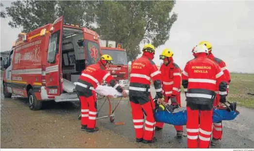  ?? ANTONIO PIZARRO ?? Sanitarios de los bomberos trasladan a una persona herida, en un simulacro de terremoto.