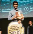  ?? Foto: dpa ?? Aniruddha Dutta aus Düsseldorf ist der deutsche Meister im Science Slam. Sein Keks-Vergleich beim Stahlherst­ellen hatte die Zuschauer begeistert.