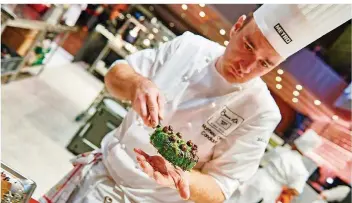  ?? FOTO: TRISTAN DA CUNHA ?? Preisgekrö­nter Küchenküns­tler: Der 31-jährige Saargemünd­er Matthieu Otto hat jetzt den französisc­hen Bocuse-Preis gewonnen, einen der renommiert­esten Koch-Preise überhaupt.
