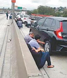  ?? Foto enviada ao Zap Zap do Meia HoRa ?? Motoristas­tentamsepr­otegeratrá­sdamuretac­entraldaAv.Brasil