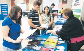  ??  ?? FERIA. Estudiante­s de secundaria y graduados de las universida­des llegaron a pedir informació­n.