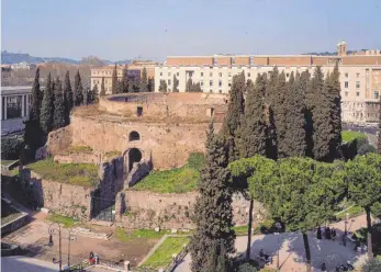  ?? FOTO: DPA ?? Eine weitere Sehenswürd­igkeit in Rom soll begehbar gemacht werden: Das Mausoleum von Augustus liegt ganz in der Nähe der Spanischen Treppe.