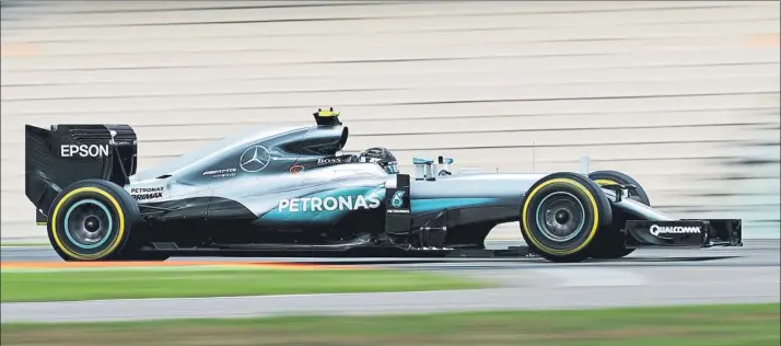  ?? FOTO: GETTY ?? El Mercedes de Nico Rosberg fue una auténtica bala de plata sobre el asfalto de Hockenheim en la jornada de ayer. Hoy descubrirá si Hamilton escondía su verdadero potencial de cara a la calificaci­ón