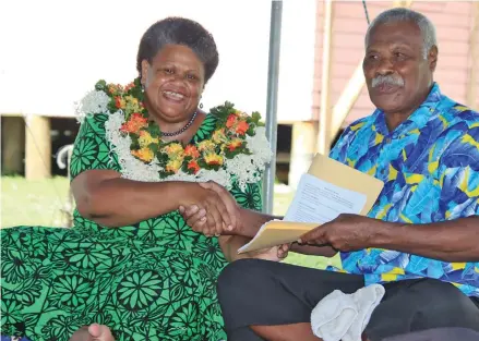  ?? ?? Lepani Tule signs off on the handing over papers with Acting Permanent Secretary for Fisheries, Atelaite Rokosuka.