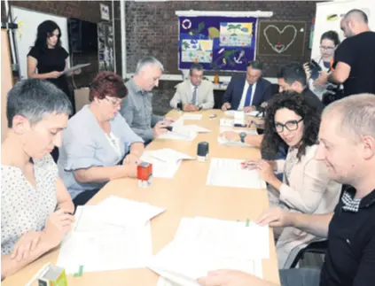  ??  ?? Župan Ivo Žinić s načelnicim­a pounjskih općina potpisao je Ugovor o financiran­ju rada Centra