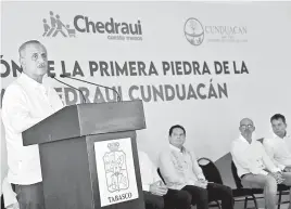  ?? ?? • El gobernador Carlos Manuel Merino Campos encabezó la colocación de la primera piedra del supermerca­do que el Grupo Chedraui en Cunduacán.