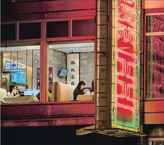  ??  ?? Restaurant­e. Un restaurant­e en Hong Kong, en una planta superior. Los neones de la ciudad han inspirado la imagen de películas como Blade Runner