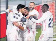  ??  ?? Los jugadores del Madrid celebran un gol al Granada.