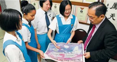  ??  ?? Team Zephyrus members (from left) Zhi Yi, Mellody, Isabelle and Lee Ann showing their winning PSA to Lim.