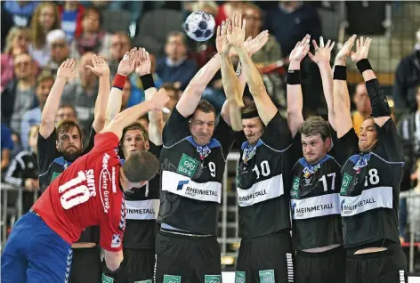  ?? FOTO: HOMÜ ?? Die Vikings (v. li.) Niklas Weis, Dennis Aust, Miladin Kozlina, Heider Thomas, Bennet Johnen und Teo Coric blocken den Freiwurf von Kay Smits (WHV).