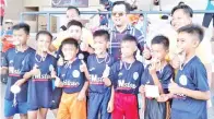  ??  ?? (Gambar bawah) JUARA kategori bawah 9 tahun bergambark­enanganber­sama Jamawi (tengah), Matius dan Zainudin (kanan).