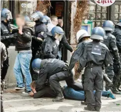  ?? Foto: dpa/Boris Roessler ?? Fans und Polizei gerieten in Darmstadt immer wieder aneinander.